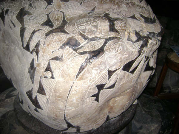 Detail: Ein
                          grosser Dinosaurier (Mischung aus Stegosaurus
                          und Camarasaurus oder Brontosaurus)