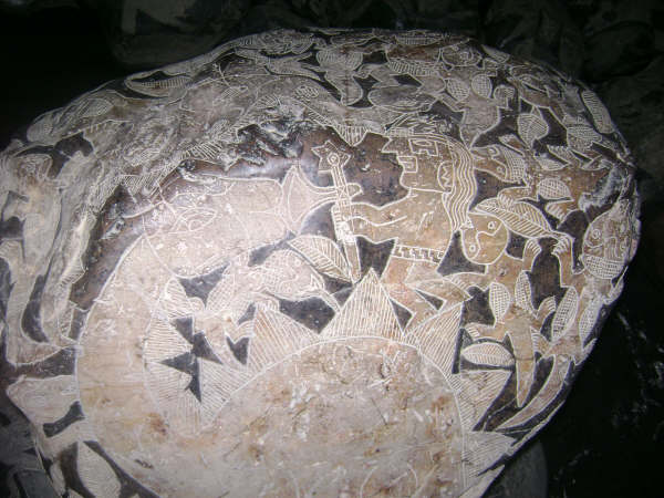 Detail: Grosser
                          Dinosaurier (Mischung aus Stegosaurus und
                          Camarasaurus oder Brontosaurus) mit einem
                          Weisen mit Beil 01