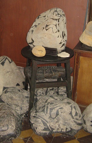 Der Stein mit Dinosaurier, Weisen mit
                            Beil und Sonnen im B�ro des Museums,
                            Nahaufnahme