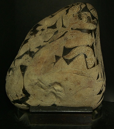 Der Weise mit Beil mit dem Dinosaurier
                            und den Sonnen, und links sieht man einen
                            weiteren kleinen Dinosaurier