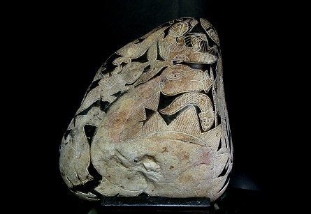 Der
Weise mit Beil mit dem Dinosaurier und den
Sonnen, und links sieht man einen weiteren
kleinen Dinosaurier 02 Der Weise mit Beil mit dem Dinosaurier
und den Sonnen, und links sieht man einen
weiteren kleinen Dinosaurier 02