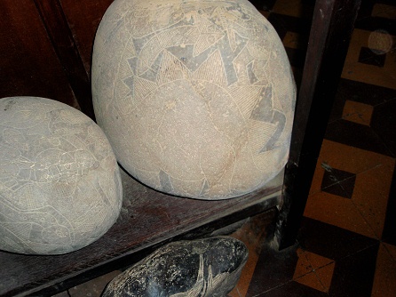 A wise
man attacking a dinosaur
(Stegosaurus-Brontosaurus) A wise man attacking a dinosaur
(Stegosaurus-Brontosaurus)