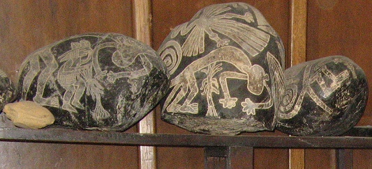 Piedras con figuras de las líneas de
                          Nazca en la repisa, grupo 01