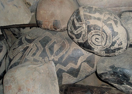 Piedras grabadas con figuras del mono de
                          Nazca, y en la piedra derecha se ve también el
                          alcatráz, el lagarto y un astrónomo con
                          telescopio