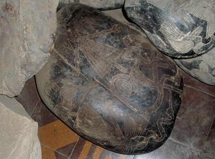 Gravierter Stein mit Linienbildern von
                            Nasca: Affe, Fischreiher und Condor-Adler,
                            zusammen mit einem Astronom mit einem
                            Fernrohr, Nahaufnahme 02
