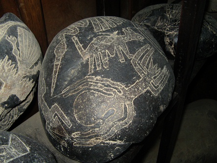 Gravierter Stein mit Linienbildern von
                            Nasca: mit der Echse, der Spinne, dem Hund
                            und dem Fischreiher