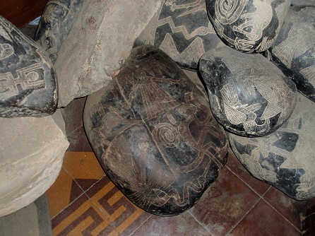 Gravierter Stein mit Linienbildern von
                            Nasca: Affe, Fischreiher und Condor-Adler,
                            zusammen mit einem Astronom mit einem
                            Fernrohr