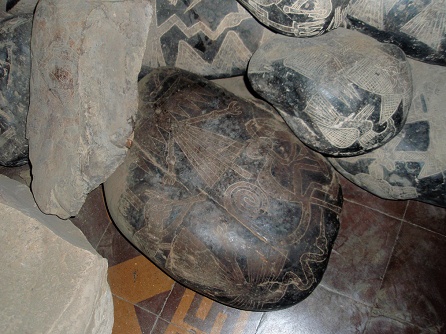 Gravierter Stein mit Linienbildern von
                            Nasca: Affe, Fischreiher und Condor-Adler,
                            zusammen mit einem Astronom mit einem
                            Fernrohr 02