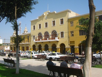 Das
                            Steinemuseum am Waffenplatz in Ica im Jahre
                            2010 mit gelber Fassade (das hinterste
                            Geb�ude)