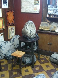 Einer der
                            gravierten Steine auf einem Hocker