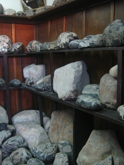 Ein Regal
                            mit gravierten Steinen