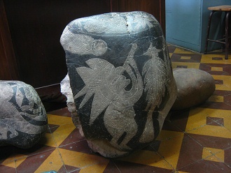 Grosser
                  Astronomiestein mit einem grossen Astronom mit
                  Fernrohr in beiden H�nden 01