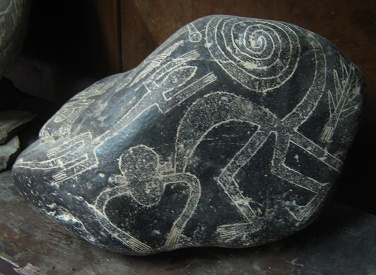 Gravierter
                            Stein mit den Linienbildern des Affen und
                            und der Echse von Nasca