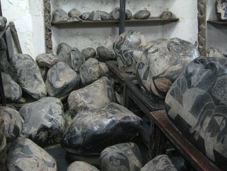 Gravierte Steine auf dem Boden 02