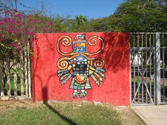Malerei mit einem Gott
                am Eingang des Museums, linke Seite