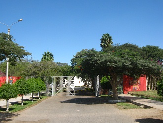 Der Bereich vor dem Museum mit
                            Eingangstor und Mauer 02