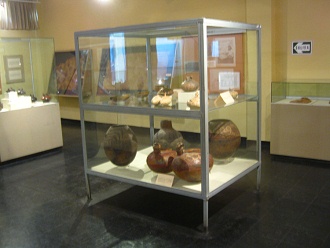 Vitrine mit Keramikan der Nekropolis
                          (Totensttte) der Parakas-Kultur