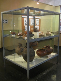Vitrine mit Keramikan der Nekropolis
                            (Totensttte) der Parakas-Kultur 02