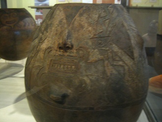 Grosses Keramikgefss mit einem
                            Gesicht, Nahaufnahme