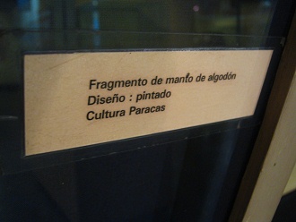 Texto: Fragmento de manto de algod�n.
                            Dise�o: pintado. Cultura Paracas