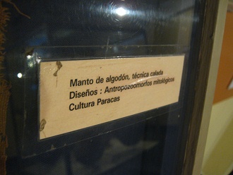 Texto: Manto de algod�n, t�cnica
                            calada. Dise�os: Antropozoomorfos
                            mitol�gicos. Cultura Par�cas.