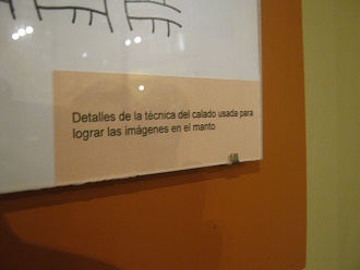 Texto: Detalles de la t�cnica del
                            calado usada para lograr las im�genes en el
                            manto.