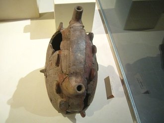 La botella de cara doble, vista
                                  de arriba