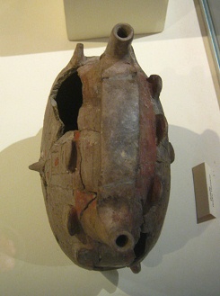 La botella de cara doble, vista
                                  media de arriba, primer plano