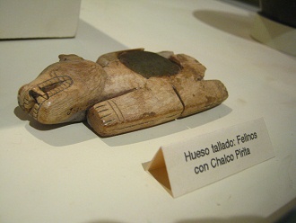 Hueso tallado en forma de un felino
                          marr�n, cultura Par�cas