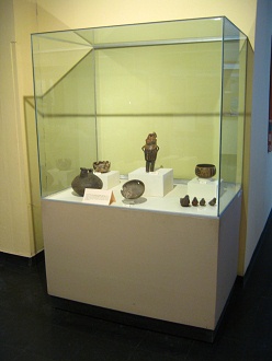 Otra vitrina con cer�mica de la cultura
                          Par�cas