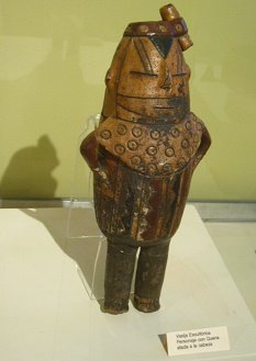 Gef�ss in Form einer menschlichen Person
                          mit einer kleinen Fl�te am Stirnband