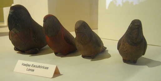 Vasijas en forma de loros, primer
                                  plano