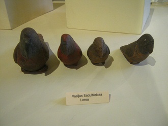 Vasijas en forma de loros, vista
                                  de frente