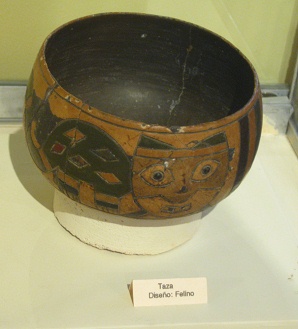 Tasa
                          con un felino con cara humana