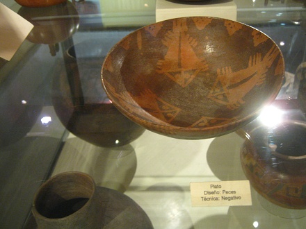 Plato
                          con un dise�o con algunos peces