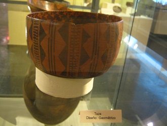 Taz�n con un dise�o geom�trico