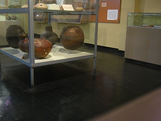 Da ist ein grosses Gef�ss mit
                                  einer Figur mit einem Gesicht in
                                  Herzform