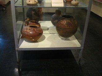 Da ist ein grosses Gef�ss mit
                                  einer Figur mit einem Gesicht in
                                  Herzform 02