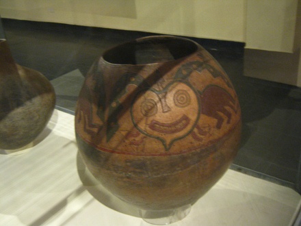 Da ist ein grosses Gef�ss mit
                                  einer Figur mit einem Gesicht in
                                  Herzform, Nahaufnahme 01