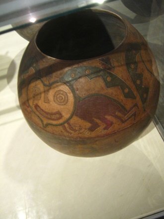 Da ist ein grosses Gef�ss mit
                                  einer Figur mit einem Gesicht in
                                  Herzform, Nahaufnahme 02