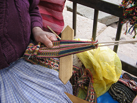 Der Taillen-Webstuhl ist am
                                  G�rtel befestigt