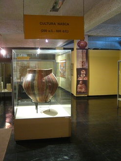 Showcase with a big Nazca ceramic 01