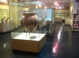 Showcase with a big Nazca ceramic 02