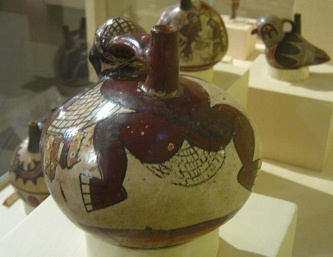 Botella de cermica con el
                                    dibujo de un pescador, su trasero,
                                    primer plano