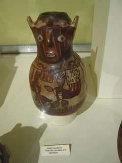 Botella de cermica de la cultura Nazca
                            en forma de una persona de la agricultura