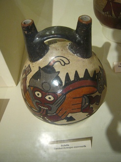 Keramikflasche der Nasca-Kultur mit
                              der Zeichnung einer Gottheit drauf