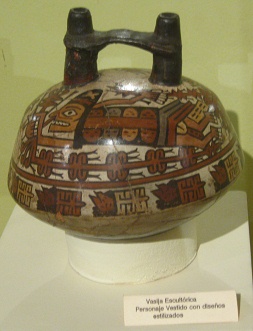 Keramikflasche mit einer weiteren
                              Gottheit drauf, Nahaufnahme
