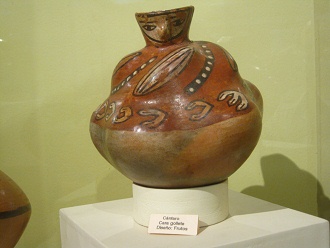 Keramikkrug der Nasca-Kultur mit einem
                      schmunzelnden Gesicht am Ausguss