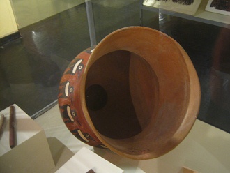 Die grosse Keramik-Trommel der
                          Nasca-Kultur , Innenansicht