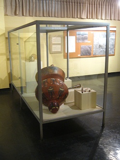 Die Vitrine mit den Musikinstrumenten der
                      Nasca-Kultur